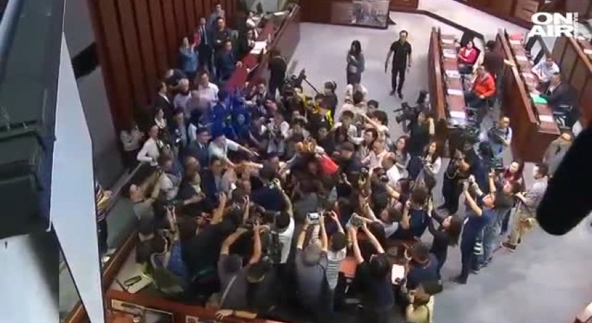 Масов бой в парламента на Хонг Конг