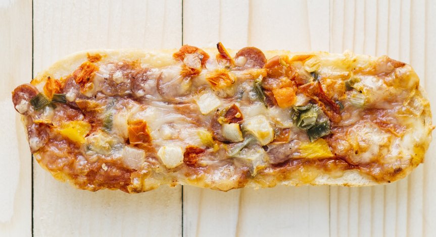 Бърза и лесна вечеря: Пица с багета (РЕЦЕПТА)