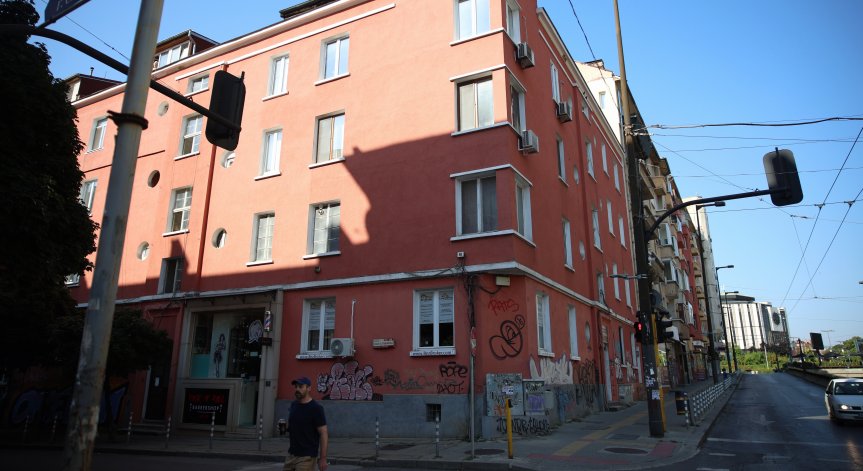 Двама млади мъже са задържани за намерения труп в шахта в центъра на София