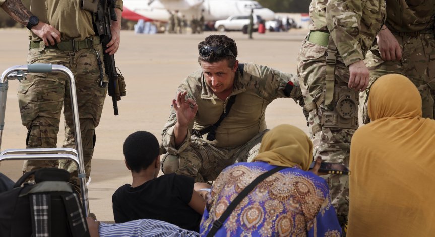 Хиляди суданци търсят изход от насилието, 1 600 европейци са изведени