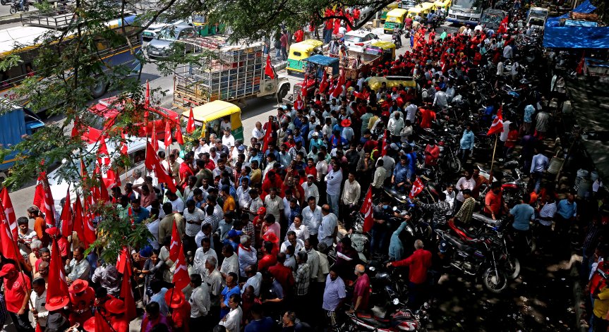 Първата в историята стачка на 1 май събира 300 хил. души