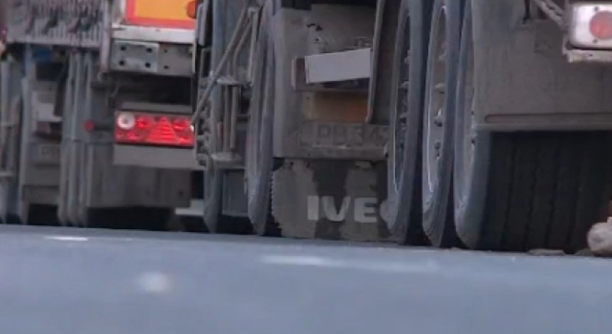 Колона от 4 км изчакващи автомобили на ГКПП К.Андреево