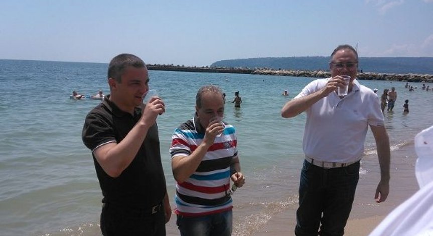 Заместник-министърът по туризма пи морска вода от плаж във Варна