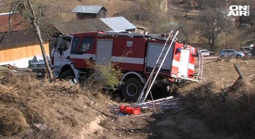Противопожарен автомобил катастрофира в Благоевградско – няма пострадали