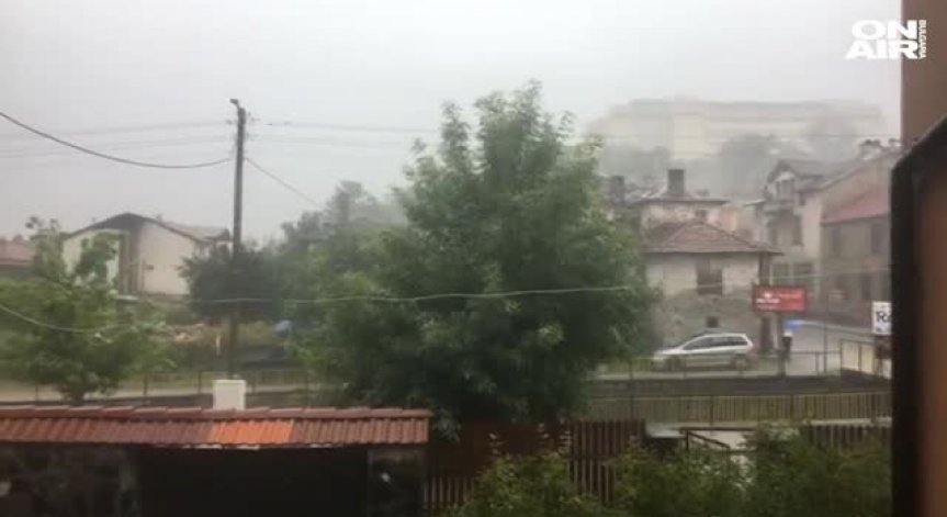 Порой в Чепеларе! Местните с опасения, че река Чая може отново да прелее