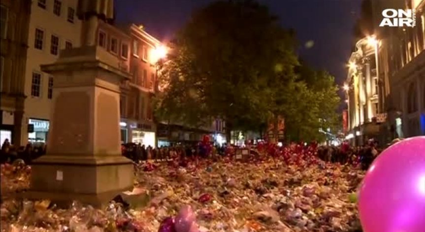 Седмица след атентата в Манчестър, стотици хиляди се събраха на бдение 