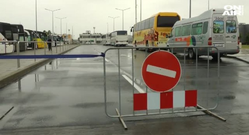 Самолет излезе от пистата на летище 