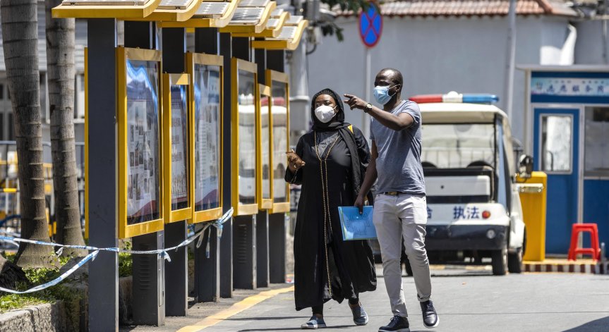 Расизмът в Китай: Чернокож е заплашен да бъде изяден по време на локдаун