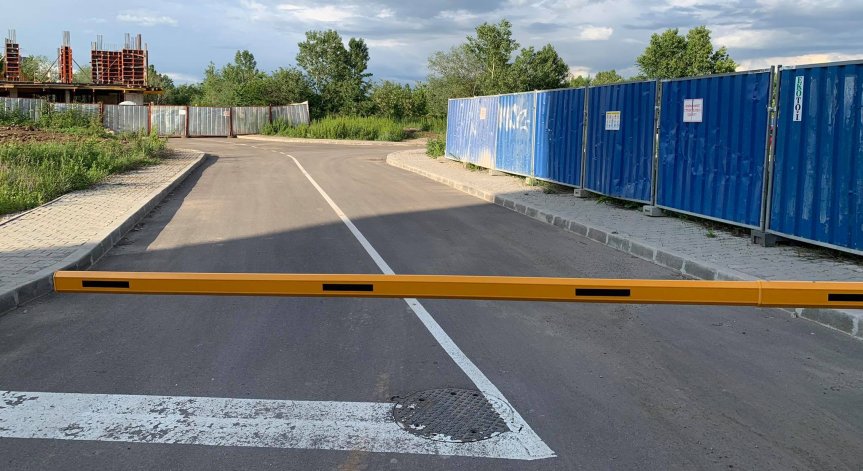 Строител затвори с бариера общински път в София