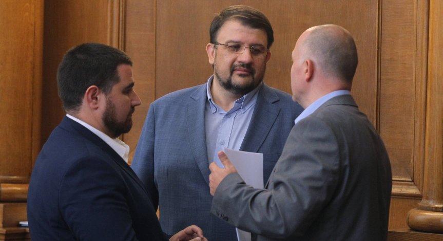 Физически сблъсък в НС, от ДПС скочиха на Настимир Ананиев