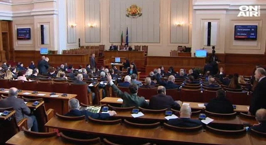 БСП и ГЕРБ за F-16 в НС: Къде е премиерът, къде е президентът?