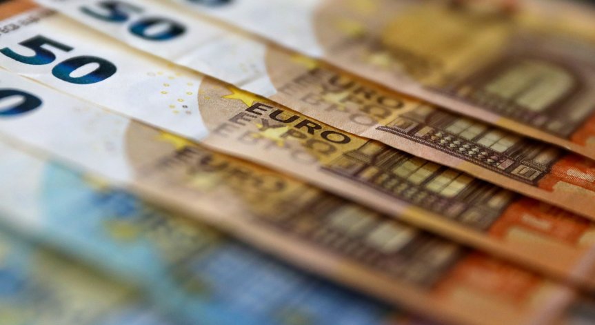 Срив на еврото до най-ниската му стойност от 2002 година