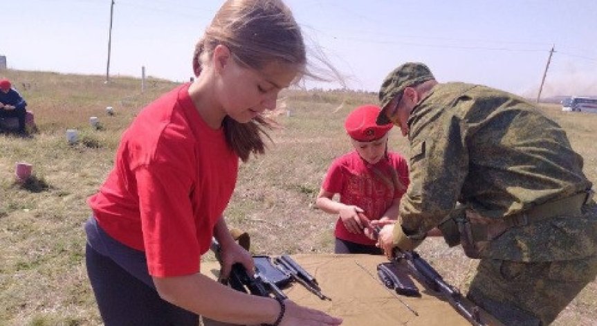 В Мариупол учат деца да стрелят и мразят Украйна, ако не ги пуснат, отнемат на родителите правата (+СНИМКИ)