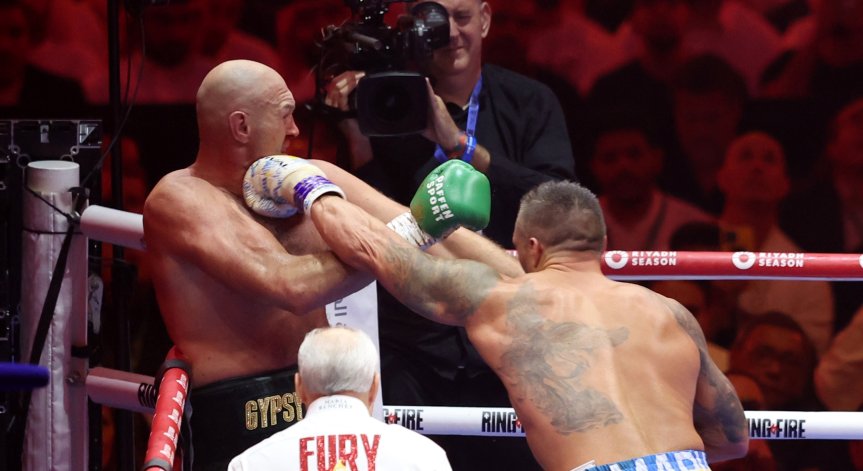 Усик стана първият абсолютен световен шампион в тежка категория за 21 век.