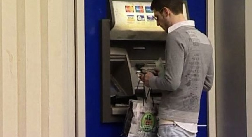 Задържаха двама българи в Чили за източване на банкови карти