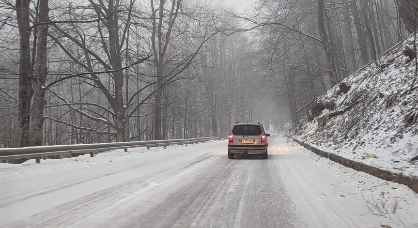 Машините чистят, но има заледени участъци, предупреждават шофьори.