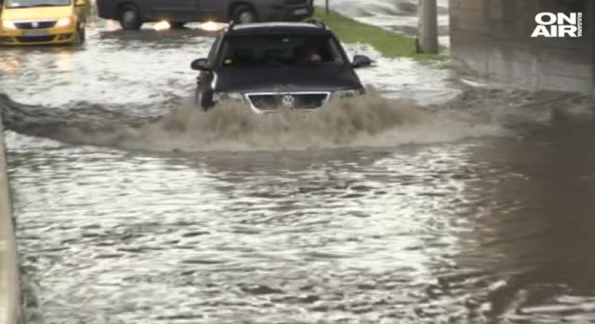 Дъждовете не простиха и на Русе – градът е парализиран!