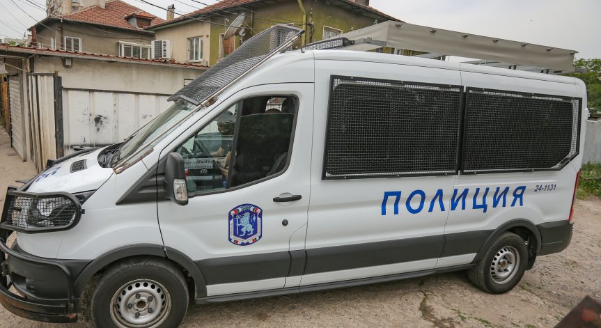 Уволняват полицаите, празнували в заведение край Сандански