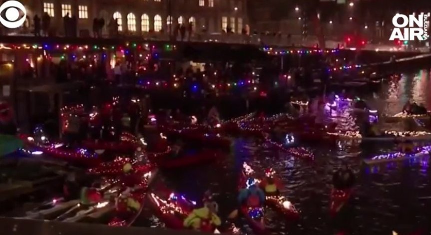 Стотици лодки в коледни светлини зарадваха хората в Копенхаген (+ВИДЕО)