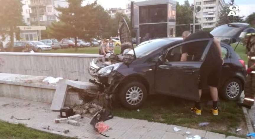 Тежко остава състоянието на пострадалия при катастрофата с такси в София