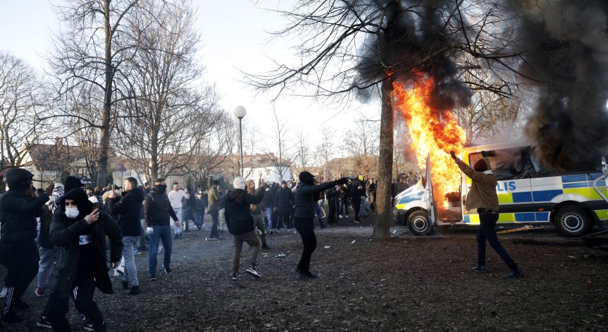 Безумно насилие в Швеция: Бурни протести срещу ислямофобски политик
