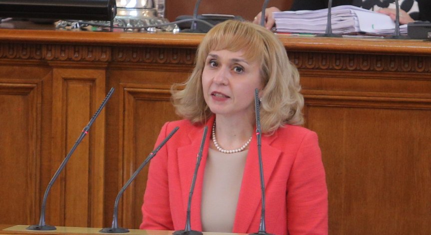 Ковачева към МОН: 70 000 деца са без таблети и достъп до интернет