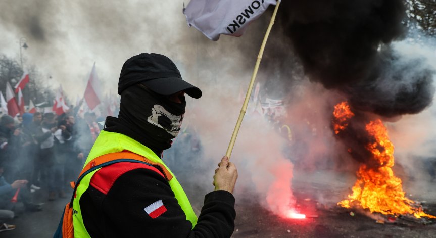 Хиляди полски фермери заплахи гуми пред офиса на премиера Туск