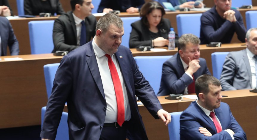 Пеевски: Докато министри, лидери и политици си делкат властта, хората страдат