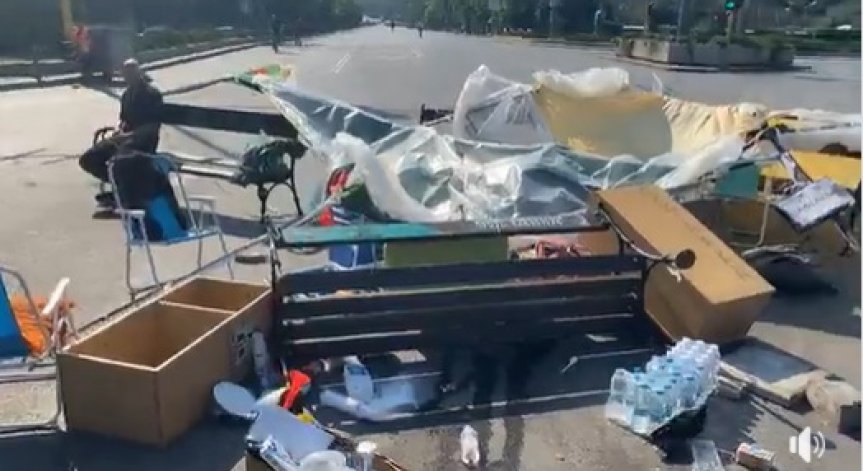 Трима души са рушили палатковия лагер на кръстовището на СУ