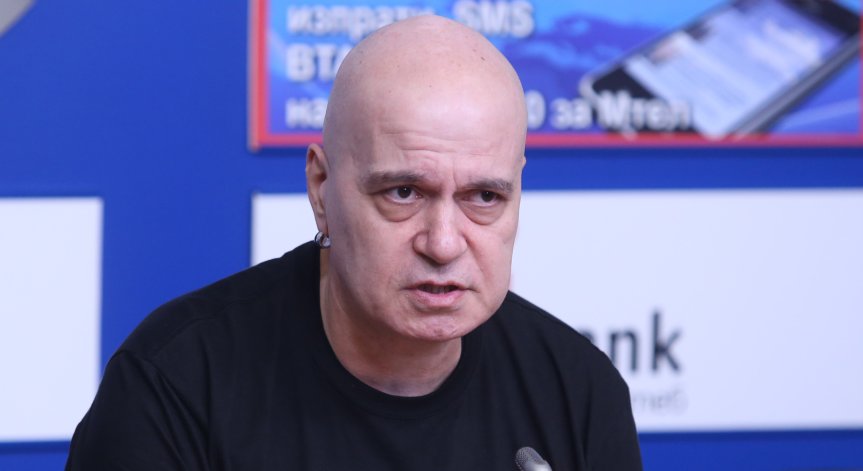 Слави се подписа като 
