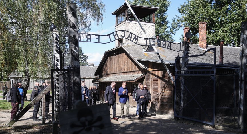 Светът отдава почит на жертвите на Холокоста