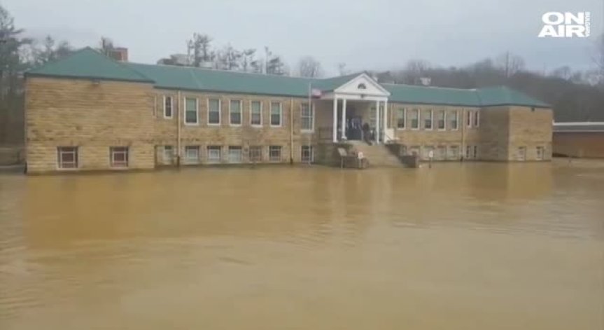Поройни дъждове потопиха дворове и улици в Кентъки (ВИДЕО)