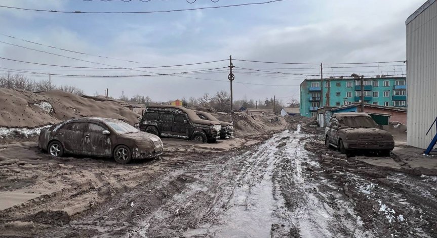 Вулканът Шивелуч покри села с пепел, затвориха училища и отмениха полети