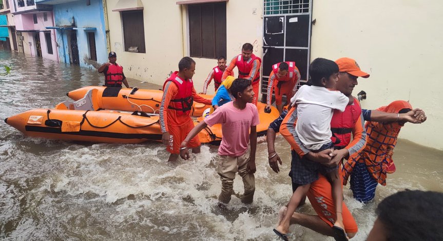 Порои и свлачища погълнаха най-малко 42-ма души в Индия