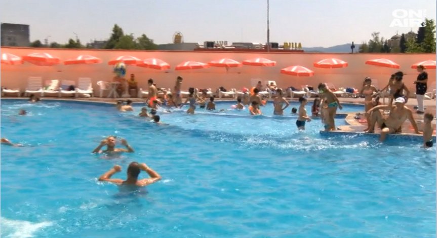 В разгара на лятото: Колко чиста е водата в басейните? 