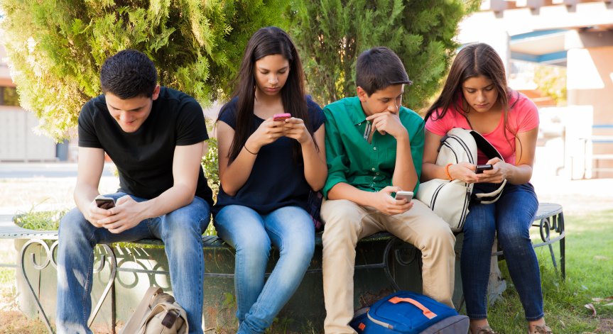 Тийнейджърите опитват да открият себе си.