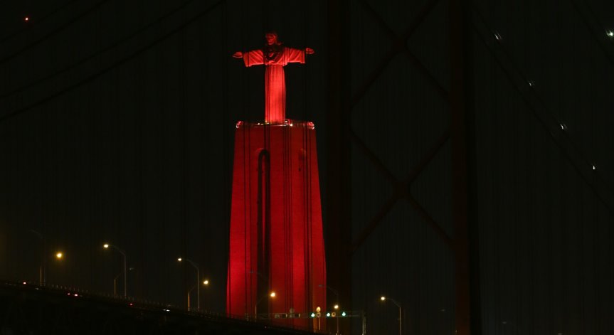 Голяма автомобилна марка опита да заличи статуя на Христос в промоклип
