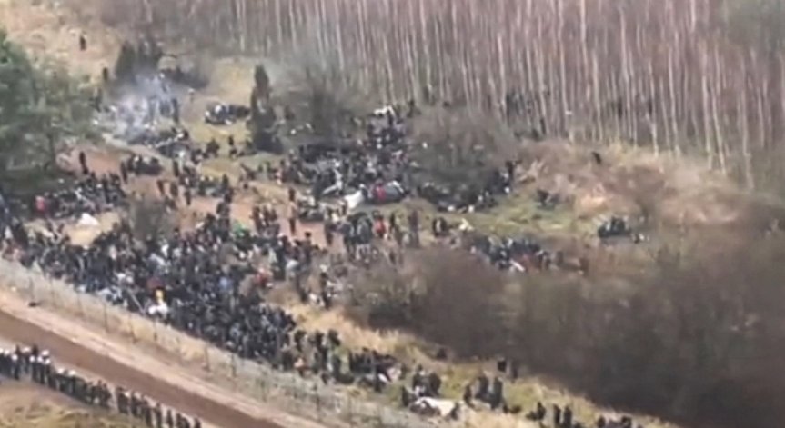 Сълзотворен газ, удари с лопата и с клони - напрежението на полската граница ескалира