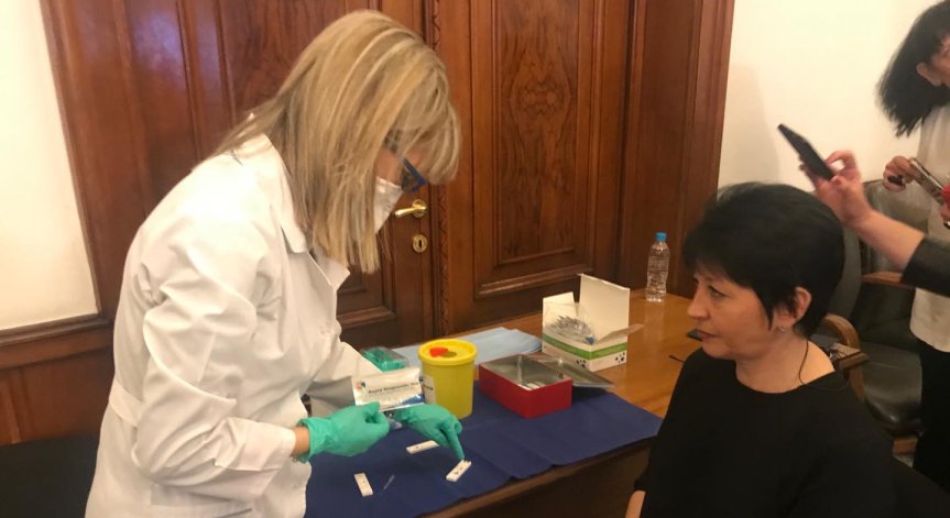 Журналистите минават през бърз тест за коронавирус 