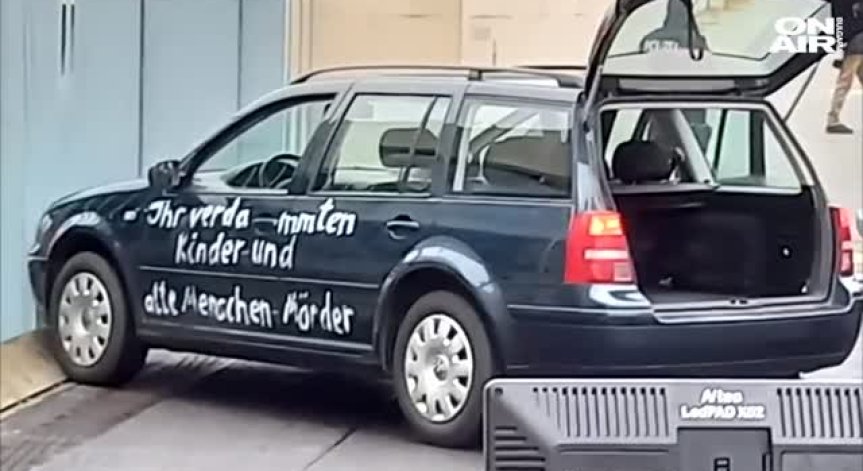 Автомобил се вряза сградата на канцеларията на Меркел