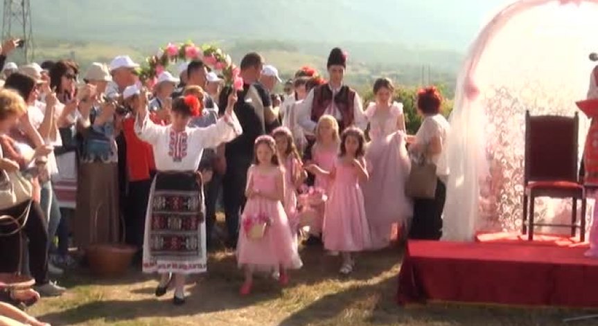 Карлово отбеляза тържествено Празника на розата, въпреки протестите