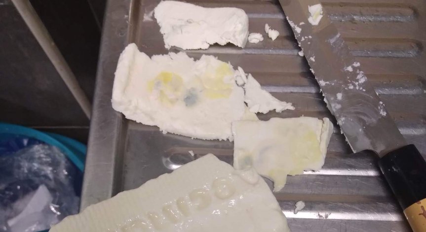 Потребителски сигнал: Магазини в Благоевград продават мухлясали храни с изтекъл срок