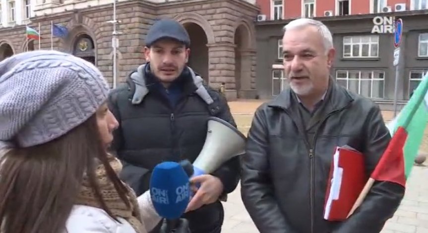 Протестиращи под надслов 