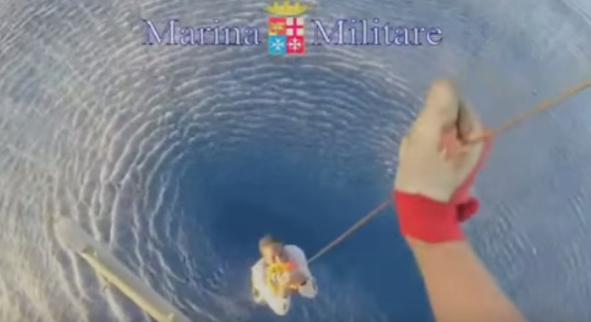 ВМС на Италия спасиха 52 мигранта от потъваща лодка в Средиземно море