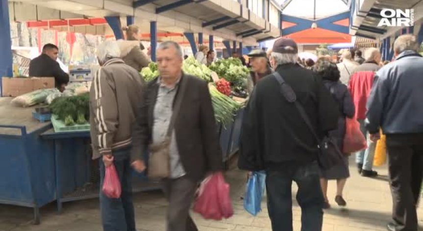 НСИ: Ракията, свинското месо и плодовете по-скъпи през май