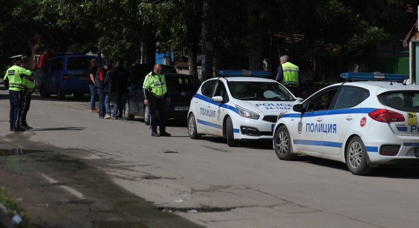 Полицаи окупираха Горна Оряховица, спират и проверяват коли наред