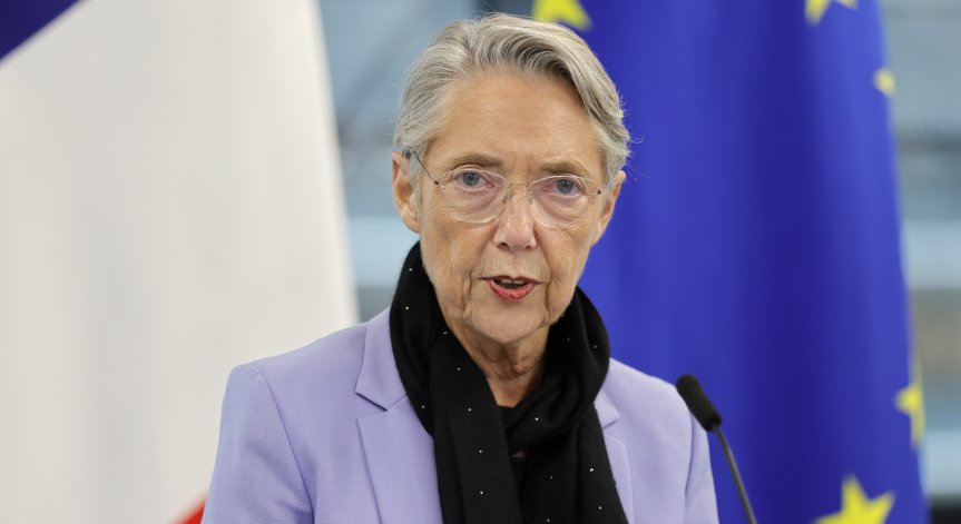 Френският премиер Елизабет Борн подаде оставка, Макрон я прие