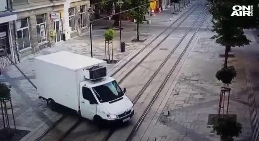 Разпространиха кадри на бус, събарящ стълб на 