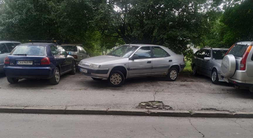 Недобросъвестни съседи паркират безобразно пред блок в София