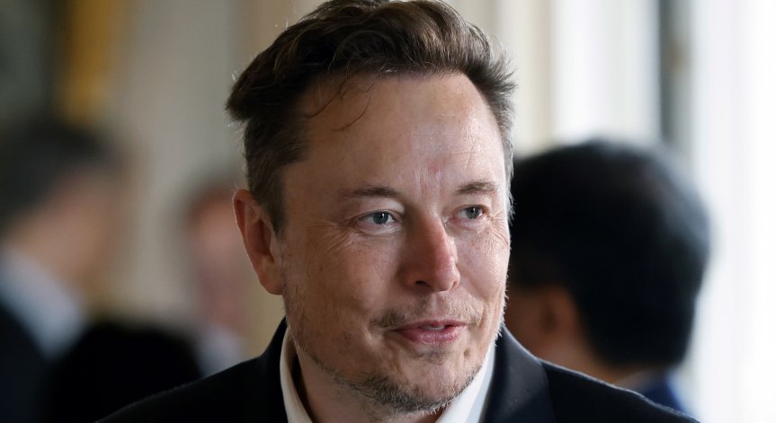 Чиповете на Мъск ще се имплантират в очите или гръбначния ни мозък, тествал ги върху маймуни